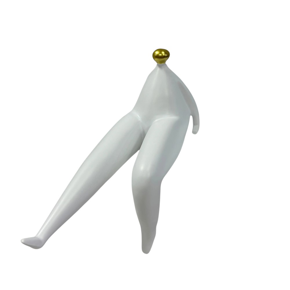 Figura sentada de resina color blanco